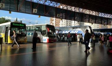 ANALIZAN RESTRINGIR TRANSPORTE TERRESTRE Y AÉREO ANTES DEL FIN DE SEMANA LARGO COMO PREVENCIÓN DEL CONTAGIO DE CORONAVIRUS