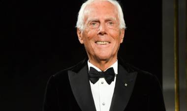 GIORGIO ARMANI CONVIRTIÓ TODA SU PRODUCCIÓN DE MODA EN CAMISOLINES PARA LOS PROFESIONALES DE LA SALUD