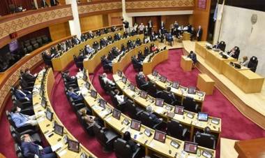 LOS LEGISLADORES TUCUMANOS USARON MÁSCARAS REALIZADAS POR CUARENTENA SOLIDARIA TUCUMÁN