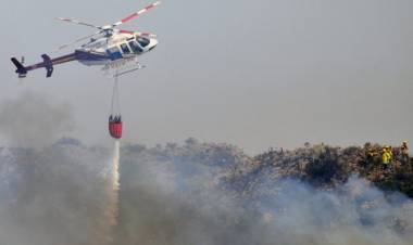 LUCHA CONTRA EL FUEGO EN SAN LUIS: BOMBEROS Y BRIGADISTAS TRABAJAN EN POTRERO DE LOS FUNES DONDE SE ENCUENTRA EL ÚNICO FOCO ACTIVO DEL INCENDIO