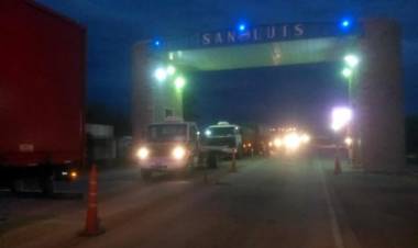 SAN LUIS: ESTÁN VARADOS EN DESAGUADERO, EL GOBIERNO DE MENDOZA NO PERMITE EL PASO DE LOS CAMIONES QUE VAN A CHILE