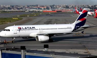 LATAM DEJA DE VOLAR EN ARGENTINA Y UNOS 1.700 TRABAJADORES SERÁN DESPEDIDOS