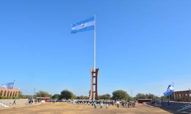 SAN LUIS: EMOTIVO HOMENAJE A LA BANDERA NACIONAL EN TORO NEGRO, LO PROTAGONIZARON LOS CHICOS Y ENCABEZADO POR EL GOBERNADO