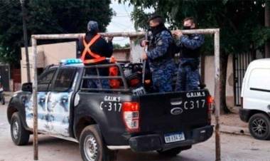 INSÓLITO OPERATIVO EN CORRIENTES: POLICÍAS SECUESTRARON UN ARCO PARA FRENAR LOS PARTIDOS DE FÚTBOL EN UNA CANCHITA