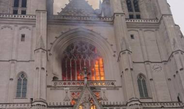 FRANCIA: SE INCENDIÓ LA CATEDRAL GÓTICA DE NANTES