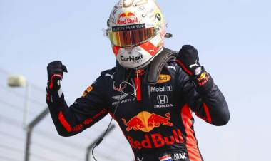MAX VERSTAPPEN ROMPE LA HEGEMONÍA DE MERCEDES Y GANA EL GP 70º ANIVERSARIO DE LA FÓRMULA 1