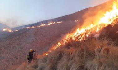 INCONTROLABLE INCENDIO EN EL CORDÓN MONTAÑOSO AMBATO DE CATAMARCA