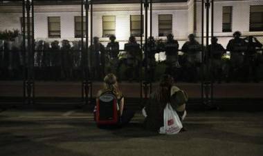 EE.UU.: DOS MUERTOS Y UN HERIDOS EN WISCOSIN EN EL TERCER DÍA DE PROTESTAS CONTRA LA POLICÍA