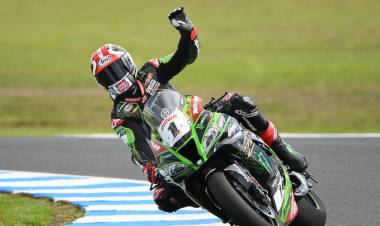 JONATHAN REA VOLVIÓ AL TRIUNFO EN EL SUPERBIKE HACIENDO DOBLETE ESTE DOMINGO EN MOTORLAND, “TATI” MERCADO SUFRIÓ UN DURO ACCIDENTE
