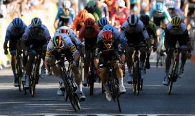 EN UN IMPRESIONANTE SPRINT FINAL CALEB EWAN GANA LA TERCERA ETAPA,  ALAPHILIPPE MANTIENE EL LIDERAZGO DEL TOUR DE FRANCIA