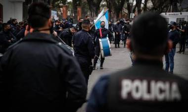 ANTE LA PROTESTA POLICIAL EN OLIVOS, ALBERTO FERNÁNDEZ MANIFESTÓ QUE NO TODO ESTÁ PERMITIDO A LA HORA DE RECLAMAR
