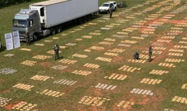 EN MISIONES SECUESTRAN MÁS DE 9 TONELADAS DE MARIHUANA EN UN CAMIÓN QUE LLEVABA POLLOS
