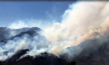 INCENDIOS FORESTALES EN SAN LUIS: EL VIENTO COMPLICA EL FUEGO EN LA ZONA DEL COMECHINGONES
