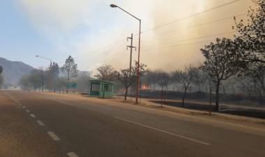 SAN LUIS: OCHO DOTACIONES DE BOMBEROS COMBATEN UN INCENDIO EN JUANA KOSLAY