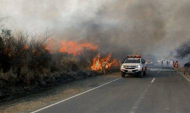 CÓRDOBA: BOMBEROS TRABAJAN EN RÍO LOS SAUCES SOBRE UN INCENDIO ACTIVO Y MONITOREAN OTROS PUNTOS CALIENTES
