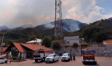 INCENDIOS FORESTALES EN CÓRDOBA: EL FUEGO AVANZA SOBRE LA AEROSILLA DE LOS COCOS