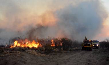 SAN LUIS: CONTROLARON CUATRO INCENDIOS Y AÚN COMBATEN EL DE LAS SIERRAS CENTRALES