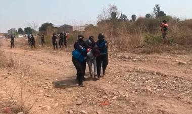 EN JUJUY DESALOJARON CON VIOLENCIA UNA TOMA DE TIERRAS EN UN PREDIO DE DOS HECTÁREAS Y DETUVIERON A UNA FUNCIONARIA