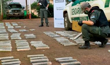 MISIONES: EN UN PROCEDIMIENTO, PATRULLA DE GENDARMES DECOMISÓ 259 KILOS DE DROGA OCULTOS CERCA DEL RÍO PARANÁ