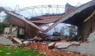 UN TEMPORAL PROVOCÓ VOLADURA DE TECHOS Y DEJÓ AMPLIAS ZONAS SIN LUZ EN VARIAS LOCALIDADES DE CORRIENTES