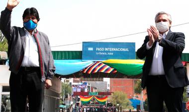 EVO MORALES REGRESÓ A BOLIVIA TRAS DOCE MESES DE EXILIO EN ARGENTINA, FERNÁNDEZ LO DESPIDIÓ EN LA FRONTERA 