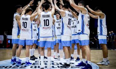 "PARA LA ETERNIDAD", EL CONMOVEDOR HOMENAJE A MARADONA DE LA SELECCIÓN ARGENTINA DE BÁSQUET EN LA PREVIA AL TRIUNFO ANTE CHILE