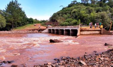 FUERTES PRECIPITACIONES EN MISIONES: LAS LLUVIAS DESTRUYERON UN PUENTE Y NIÑA MURIÓ TRAS CAER A UN ARROYO