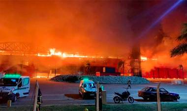 SANTIAGO DEL ESTERO: INCENDIO DESTRUYÓ PARTE DEL AUTÓDROMO DE TERMAS DE RÍO HONDO