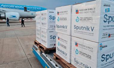 CON 400.000 DOSIS ARRIBÓ EL AVIÓN DE AEROLÍNEAS PROCEDENTE DE MOSCÚ CON OTRA PARTIDA DE VACUNAS