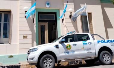 POR DECRETO, EN LA PAMPA LE QUITARÁN EL ARMA A LOS POLICÍAS QUE SEAN DENUNCIADOS POR VIOLENCIA DE GÉNERO