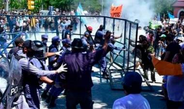 ENFRENTAMIENTOS CON LA POLICÍA EN PROTESTAS E INCIDENTES EN FORMOSA TRAS DECISIÓN OFICIAL DE VOLVER A LA FASE 1