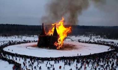 RUSIA: QUEMAN UN "CASTILLO CORONAVIRUS" PARA CELEBRAR LA MÁSLENITSA Y DECIR ADIÓS A LA PANDEMIA