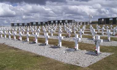 CEMENTERIO DE DARWIN: ARGENTINA Y REINO UNIDO ACORDARON NUEVAS IDENTIFICACIONES DE SOLDADOS CAÍDOS EN MALVINAS