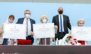 EL PRESIDENTE FERNÁNDEZ HOMENAJEÓ A LAS ABUELAS Y MADRES DE PLAZA DE MAYO