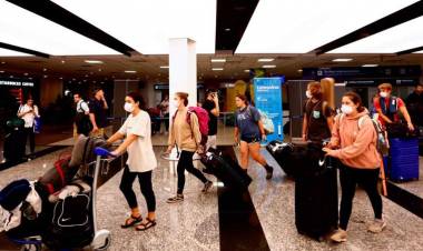 CUIDADOS ANTE LA SEGUNDA OLA DE COVID, EL GOBIERNO TAMBIÉN ANALIZA LIMITAR LOS VUELOS CON PERÚ, COLOMBIA Y ECUADOR