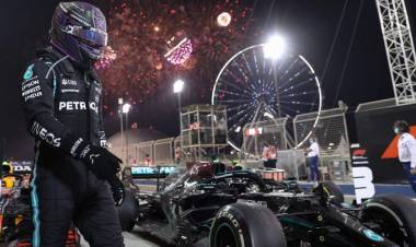 CON UN FINAL POLÉMICO HAMILTON LOGRÓ LA VICTORIA EN BAHRÉIN