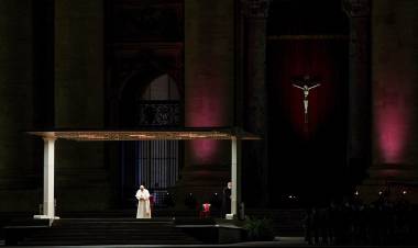 VIERNES SANTO: EL PAPA PRESIDIÓ EN LA PLAZA SAN PEDRO UN VÍA CRUCIS ESCRITO POR NIÑOS Y JÓVENES