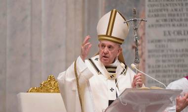 EL PAPA DURANTE LA VIGILIA PASCUAL EN LA BASÍLICA DE SAN PEDRO INSTÓ A ENCONTRAR A JESÚS EN POBRES Y MARGINADOS