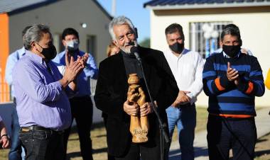 EL GOBERNADOR DE SAN LUIS ENTREGÓ VIVIENDAS EN LA LOCALIDAD DE QUINES Y PUSO EN FUNCIONES A EFECTIVOS DE LA POLICÍA CIUDADANA
