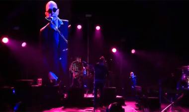 JUNTO A SU BANDA ACOMPAÑANTE, EL INDIO SOLARI SORPRENDIÓ CON DOS ESTRENOS EN MASIVO SHOW VIRTUAL