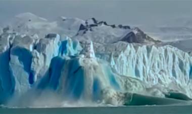 IMPRESIONANTE DESPRENDIMIENTO DE BLOQUE GIGANTE DE HIELO EN EL GLACIAR PERITO MORENO