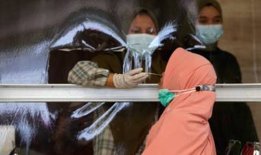 ESCÁNDALO EN INDONESIA: EN EL AEROPUERTO HACÍAN TEST DE COVID CON HISOPOS REUTILIZADOS