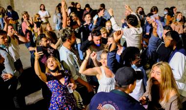 SE LEVANTÓ EN ESPAÑA EL ESTADO DE ALARMA POR COVID Y LA GENTE CELEBRÓ EN LAS CALLES