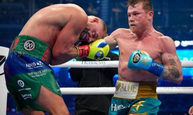 CANELO ÁLVAREZ SUMA UN NUEVO TÍTULO, SE IMPUSO ANTE BILLY JOE SAUNDERS POR NOCAUT TÉCNICO ANTE MAS DE 73.000 ESPECTADORES
