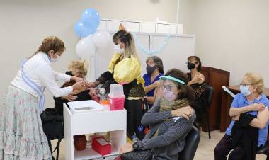 TUCUMÁN: EN EL 107 VACUNARON VESTIDOS DE ÉPOCA PARA CONMEMORAR EL DIA DE LA ESCARAPELA