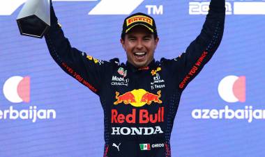 “CHECO” PÉREZ GANÓ EL GP DE AZERBAIYÁN EN UN INCREÍBLE FINAL DE LA FÓRMULA 1, TRAS EL ACCIDENTE DE VERSTAPPEN Y EL ERROR DE HAMILTON