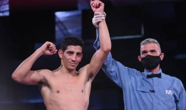 EL VILLAMERCEDINO “JUNIOR” AMITRANO SE LUCIÓ CON UN BOXEO CERTERO Y DEMOLEDOR PARA GANAR POR NOCAUT TÉCNICO A HAEDO