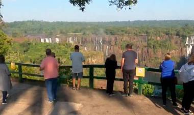 PREOCUPANTE SEQUÍA EN LA CUENCA DE LAS CATARATAS DEL IGUAZÚ, CASI SIN AGUA Y PIEDRAS AL DESCUBIERTO