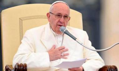 TRAS LA OPERACIÓN EN EL COLON, FRANCISCO ESTÁ "EN BUENAS CONDICIONES" Y QUEDARÁ INTERNADO UNA SEMANA