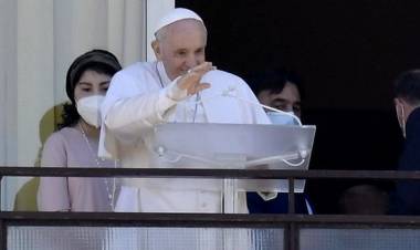 EL ÁNGELUS DESDE EL HOSPITAL: EL PAPA FRANCISCO REAPARECIÓ EN PÚBLICO TRAS LA OPERACIÓN DE COLON